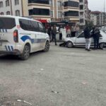 Gaziantep’teki kavşakta iki otomobilin çarpışması sonucu 4 yaşındaki çocuk ağır yaralandı.