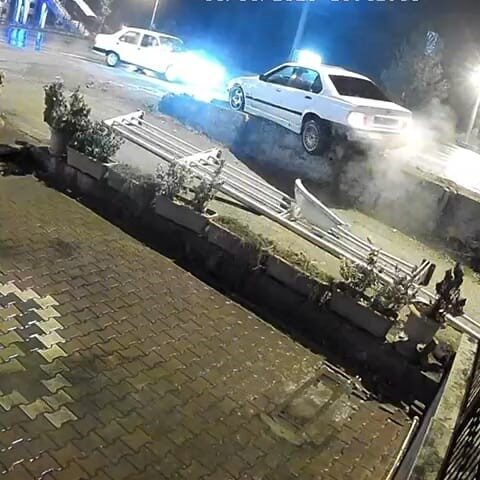 Karabük’te yağış nedeniyle kontrolden çıkan otomobil korkuluklara çarparak durdu; kaza anı kamerada görüntülendi. Karabük’te yağış nedeniyle kontrolden çıkan otomobil korkuluklara çarparak durdu; kaza anı kamerada görüntülendi.