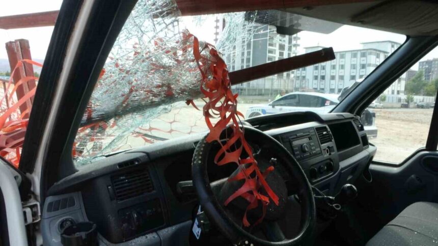 Malatya’da minibüs, demir korkulukla çarpıştığı için ağır yaralanan sürücü hastanede yaşamını yitirdi.