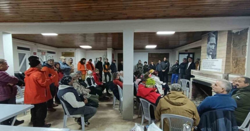 Denizli’de Kazıkbeli Savaşı Anma Etkinlikleri çerçevesinde 105 dağcı, Honaz Dağı zirvesine tırmandı. Denizli’de Kazıkbeli Savaşı Anma Etkinlikleri çerçevesinde 105 dağcı, Honaz Dağı zirvesine tırmandı.