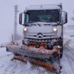 Keçiören Belediyesi karla mücadele çalışmalarını ilçe genelinde sürdürüyor.