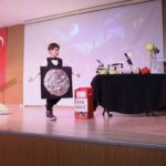 Keçiören Belediyesi’nin “Bilimin Işığında” tiyatro oyunu, öğrencileri izleyicilere eğlenceli bir bilim serüveni sundu.
