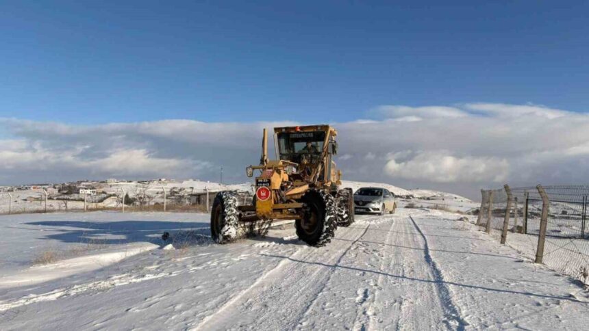 Keçiören Belediyesi kar yağışına karşı tuzlama ve yol açma faaliyetleri yürüttü.