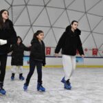 Keçiören Belediyesi’nin Ahmet Çalık Buz Pateni Pisti, ara tatilde çocuklar için popüler bir mekan haline geldi.