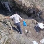 Beytüşşebap’ta gönüllü gençler, kış şartlarında zorlanan keklikler için doğaya yem bıraktı.