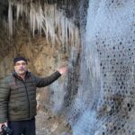 Kemaliye’deki zorlu Taş Yolu, yaz aylarında buzla kaplandı.