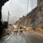 Kemaliye’deki tünel girişindeki tel örgü sisteminin çökmesi sürücüler için tehlike yaratıyor.