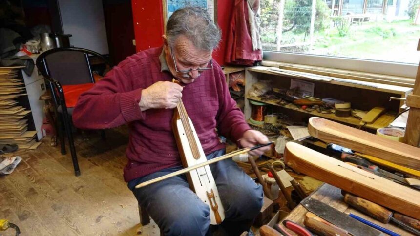 Sürmene’de Kemençe Yapımına 65 Yıl Önce Başlayan 81 Yaşındaki Hasan Sancak, 400 Kemençe Üretti