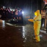 Kemer’de sağanak yağmur nedeniyle mahsur kalan 14 kişi jandarma tarafından kurtarıldı.