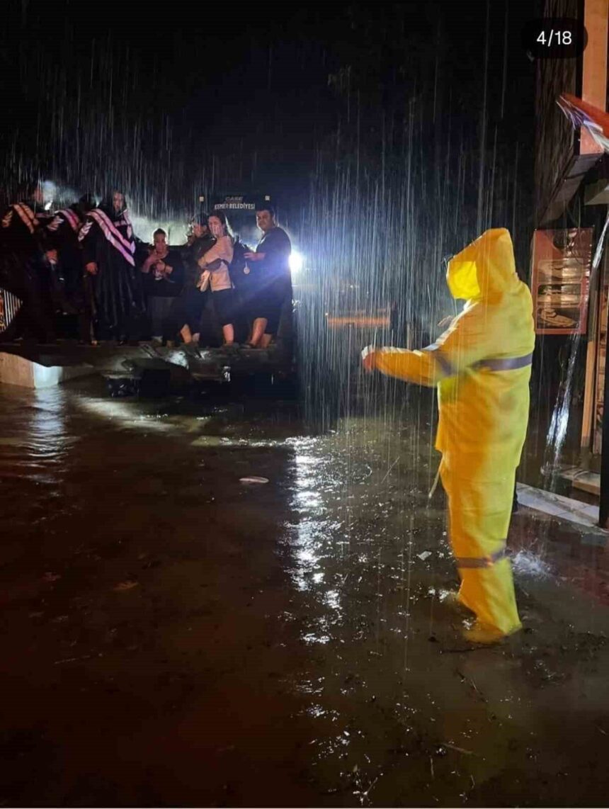 Kemer’de sağanak yağmur nedeniyle mahsur kalan 14 kişi jandarma tarafından kurtarıldı. Kemer’de sağanak yağmur nedeniyle mahsur kalan 14 kişi jandarma tarafından kurtarıldı.