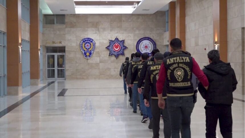 Antalya merkezli 7 ilde düzenlenen operasyonda, dolandırıcılık yaparak 16 milyon lira elde eden 12 kişi tutuklandı. Antalya merkezli 7 ilde düzenlenen operasyonda, dolandırıcılık yaparak 16 milyon lira elde eden 12 kişi tutuklandı.