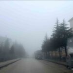 Eskişehir’de yoğun sis, sabah saatlerinde günlük yaşamı ve trafiği olumsuz etkiledi.