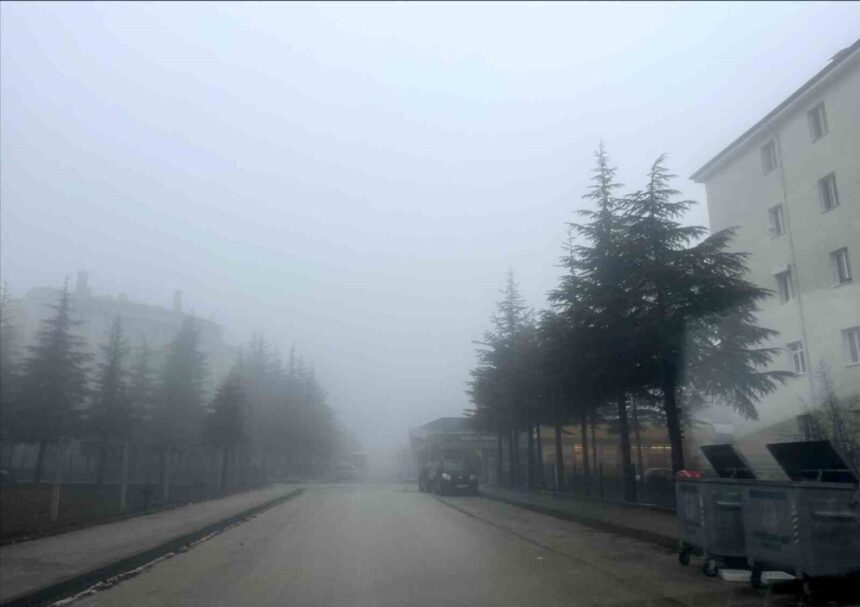 Eskişehir’de yoğun sis, sabah saatlerinde günlük yaşamı ve trafiği olumsuz etkiledi. Eskişehir’de yoğun sis, sabah saatlerinde günlük yaşamı ve trafiği olumsuz etkiledi.