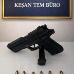 Keşan’da hastaneye giden H.K.’nın üzerinde ruhsatsız tabanca bulundu, gözaltına alındı.