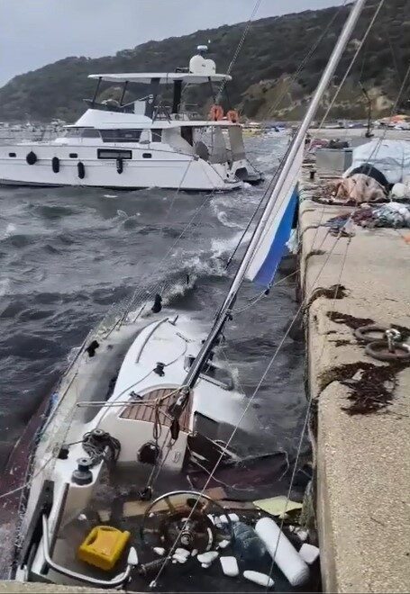 Keşan’da Şiddetli Rüzgar, Çatıları Uçurdu ve Dalgalar İşyerine Ulaşarak Hasar Verdi Keşan’da Şiddetli Rüzgar, Çatıları Uçurdu ve Dalgalar İşyerine Ulaşarak Hasar Verdi