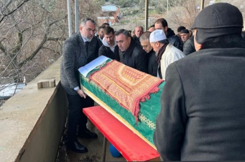 Gölbaşı Mahallesi Muhtarı İrfan Aydın, tedavi gördüğü kanser nedeniyle hayatını kaybetti. Gölbaşı Mahallesi Muhtarı İrfan Aydın, tedavi gördüğü kanser nedeniyle hayatını kaybetti.