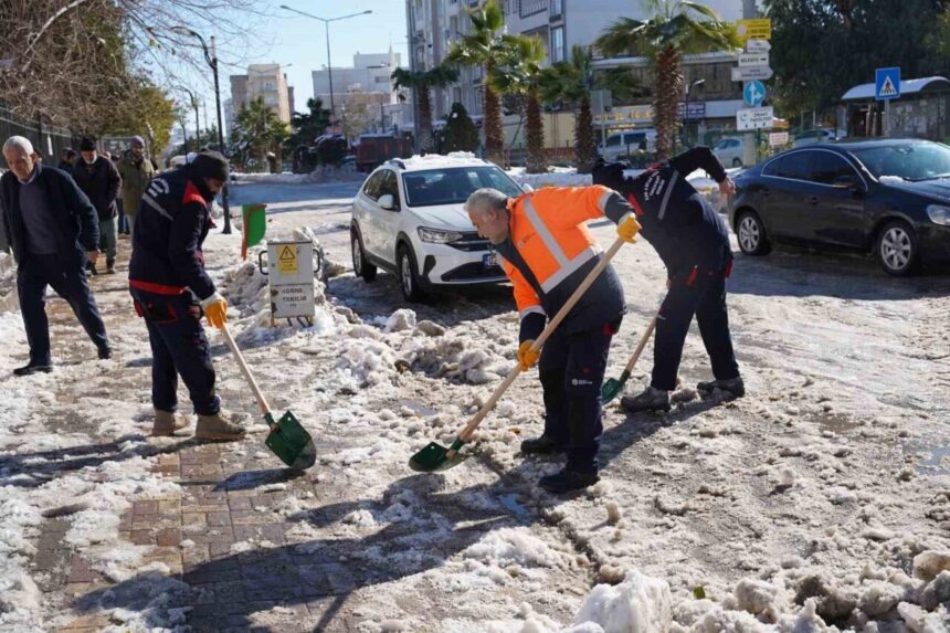Kahta Belediyesi, kar yağışı ve buzlanmaya karşı çalışmalarını sürdürüyor.