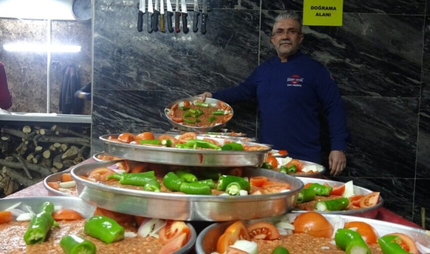 Kilis’in coğrafi işaretli lezzeti Kilis tava, ustaları tarafından geleneksel yöntemlerle yaşatılmaya devam ediyor. Kilis’in coğrafi işaretli lezzeti Kilis tava, ustaları tarafından geleneksel yöntemlerle yaşatılmaya devam ediyor.