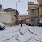 Kilis’te sabah saatlerinde başlayan kar yağışı devam ediyor.