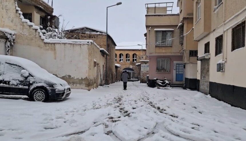 Kilis’te sabah saatlerinde başlayan kar yağışı devam ediyor. Kilis’te sabah saatlerinde başlayan kar yağışı devam ediyor.