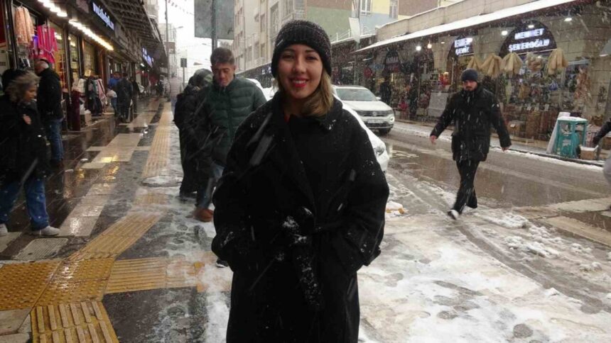 Kilis’te sabah saatlerinde başlayan kar yağışı, kenti beyazla kapladı.