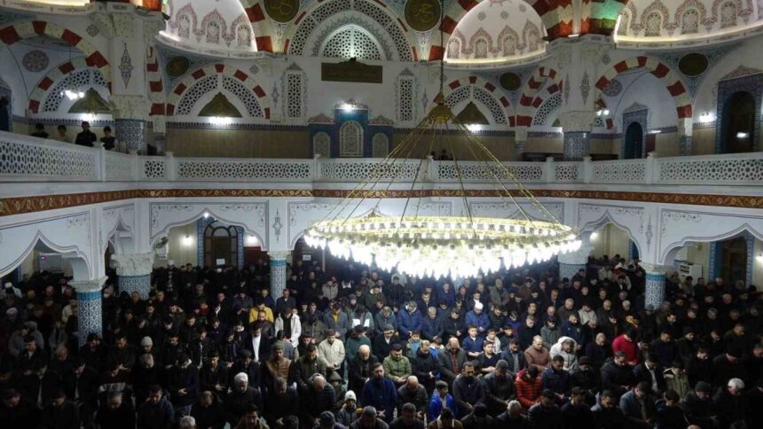 Kilis’te Miraç Kandili’nde camiler dolup taştı, vatandaşlar ibadet için akın etti. Kilis’te Miraç Kandili’nde camiler dolup taştı, vatandaşlar ibadet için akın etti.