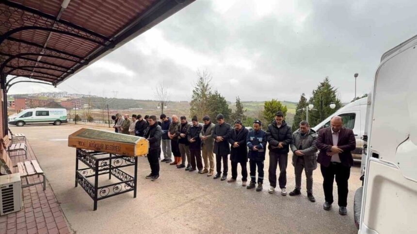 Kocaeli’de, kimsesiz bir vatandaşın cenazesi belediye tarafından toprağa verildi; öğrenciler de katıldı. Kocaeli’de, kimsesiz bir vatandaşın cenazesi belediye tarafından toprağa verildi; öğrenciler de katıldı.