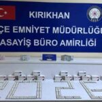 Kırıkhan’da bir evde yapılan operasyonda 811 uyuşturucu hap bulundu, 1 kişi gözaltına alındı.