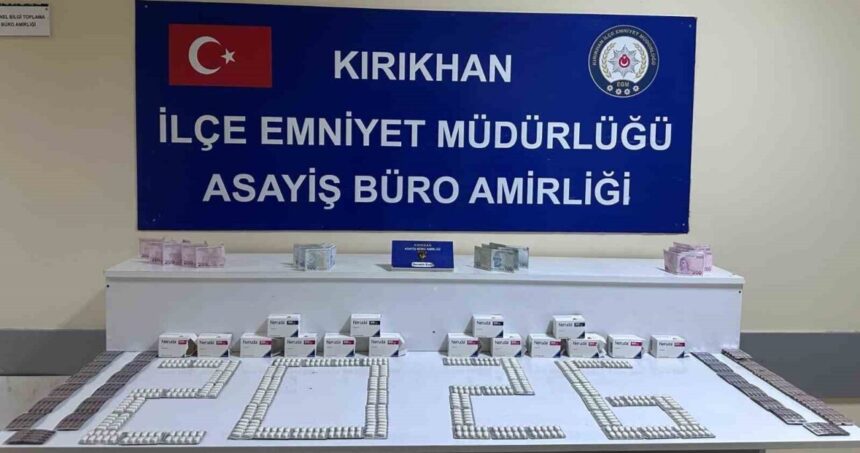 Kırıkhan’da bir evde yapılan operasyonda 811 uyuşturucu hap bulundu, 1 kişi gözaltına alındı.