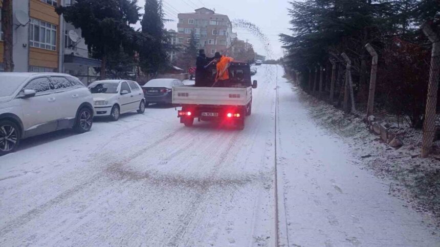 Kırıkkale Belediye Başkanı Önal, kar yağışı sonrası ekiplerin sürekli olarak sahada görev yaptığını duyurdu. Kırıkkale Belediye Başkanı Önal, kar yağışı sonrası ekiplerin sürekli olarak sahada görev yaptığını duyurdu.