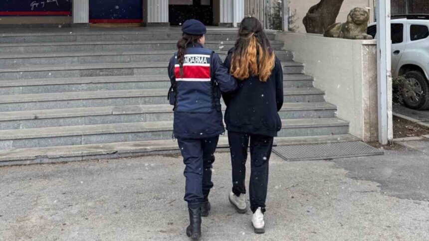 Kırıkkale’de 17 suçtan 80 yıl hapis cezası olan hükümlü jandarma tarafından yakalandı. Kırıkkale’de 17 suçtan 80 yıl hapis cezası olan hükümlü jandarma tarafından yakalandı.