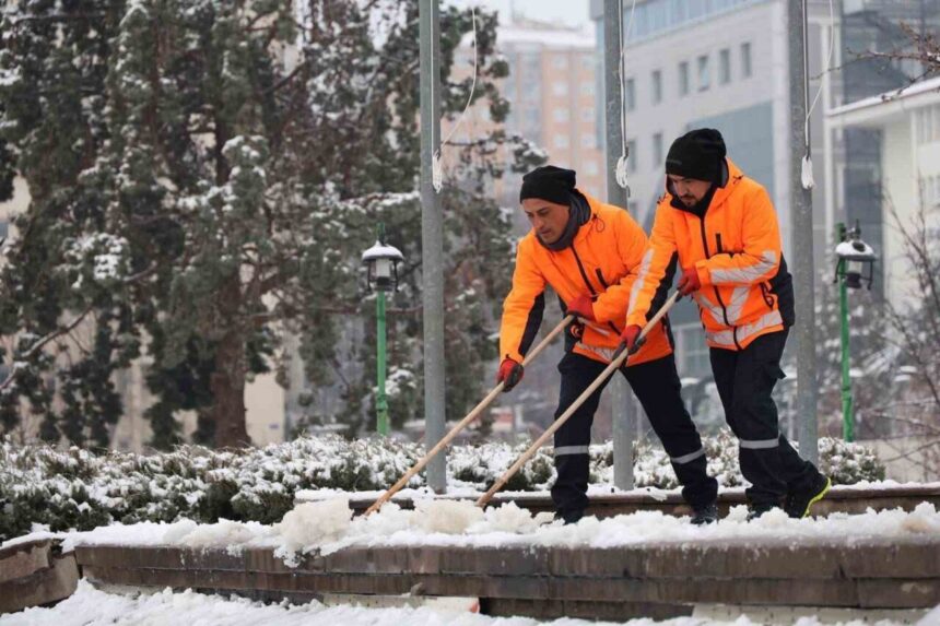 Kırıkkale Belediyesi karla mücadele ekipleri, yaya ulaşımını güvenli hale getirmek için kaldırımlardaki karları temizliyor. Kırıkkale Belediyesi karla mücadele ekipleri, yaya ulaşımını güvenli hale getirmek için kaldırımlardaki karları temizliyor.