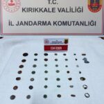 Kırıkkale’de jandarma ekipleri durdurduğu araçta tarihi eser niteliğinde 38 sikke ve çeşitli objeler buldu.