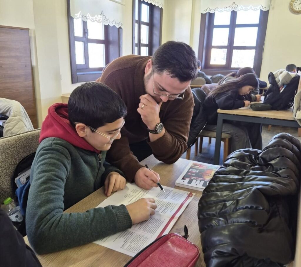 Kırıkkale Belediyesi, Atatürk Kültür ve Gençlik Merkezi’nde LGS kampı düzenliyor.