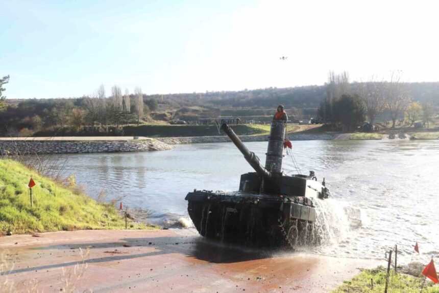 Kırklareli’ndeki Orgeneral Muhittin Önür Göleti’nde su geçiş eğitimi uygulandı.