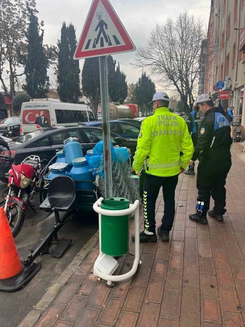 Kırklareli’nde Trafik ve Zabıta ekiplerinden ortak denetim: İşgaller kaldırıldı, uyarılar yapıldı. Kırklareli’nde Trafik ve Zabıta ekiplerinden ortak denetim: İşgaller kaldırıldı, uyarılar yapıldı.