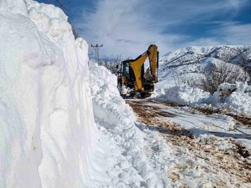 Diyarbakır Belediyesi, kar yağışının ardından kırsal bölgelerde 6 bin 290,1 kilometrelik yolu ulaşıma açtı. Diyarbakır Belediyesi, kar yağışının ardından kırsal bölgelerde 6 bin 290,1 kilometrelik yolu ulaşıma açtı.
