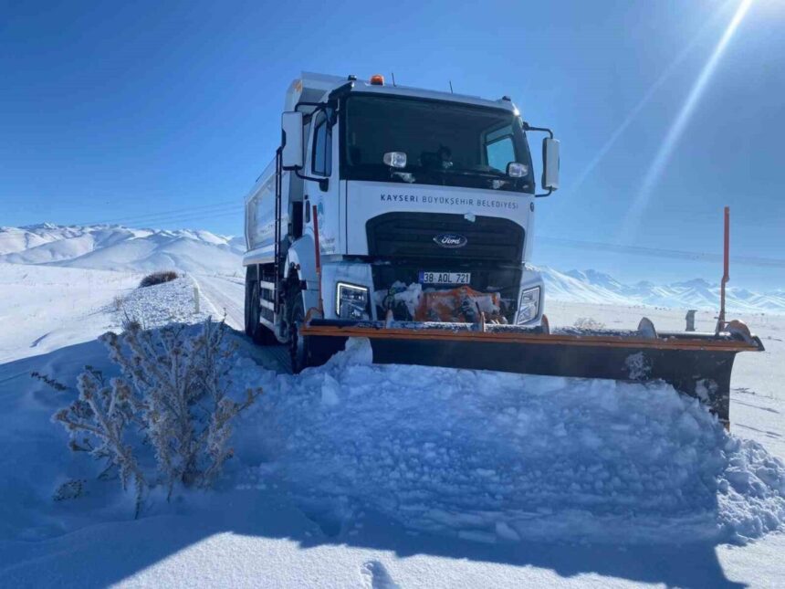 Kayseri Büyükşehir Belediyesi, kar yağışı sonrası 11 ilçede 2008 kilometrelik yol ağında 266 mahalle yolunu açtı.