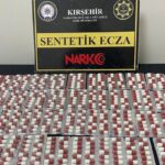 Kırşehir’de otogarda düzenlenen operasyonda 3 kişinin üstünden 490 uyuşturucu hap çıktı. 2 kişi tutuklandı.