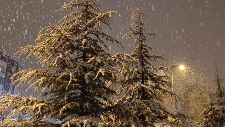 Kırşehir’de akşam saatlerinde beklenen kar yağışı başladı, vatandaşlar sokağa çıktı. Kırşehir’de akşam saatlerinde beklenen kar yağışı başladı, vatandaşlar sokağa çıktı.