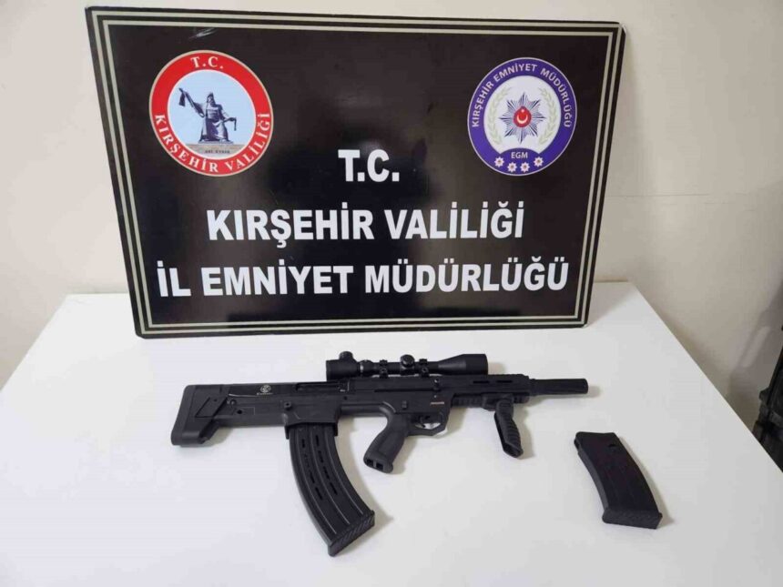 KIRŞEHİR (İHA) – Kırşehir’de polisin düzenlediği operasyonla hırsızlık şüphelisi 2 kişi gözaltına alındı. KIRŞEHİR (İHA) – Kırşehir’de polisin düzenlediği operasyonla hırsızlık şüphelisi 2 kişi gözaltına alındı.