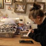 KIRŞEHİR (İHA) – Kırşehir’de taş süsleme sanatçısı Mine Kiper, mesleğinin geleceğinden kaygılı olduğunu belirtti.