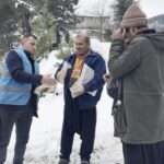 Feke Belediyesi, pazarcılara ve vatandaşlara sıcak kavurma ve ayran sundu.