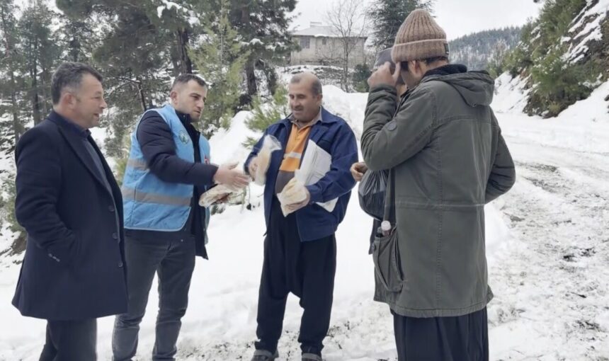 Feke Belediyesi, pazarcılara ve vatandaşlara sıcak kavurma ve ayran sundu. Feke Belediyesi, pazarcılara ve vatandaşlara sıcak kavurma ve ayran sundu.