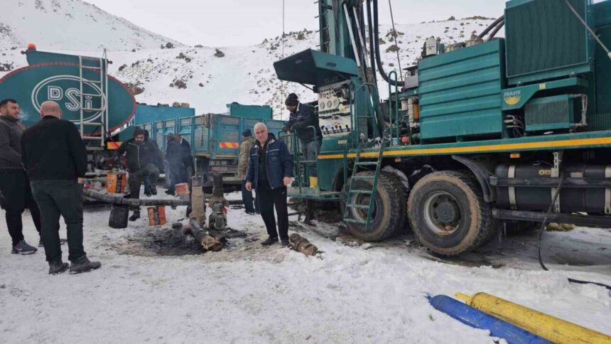 Aydınlar beldesinde içme suyu sorunu için belediyeden acil sondaj çalışması başlatıldı. Aydınlar beldesinde içme suyu sorunu için belediyeden acil sondaj çalışması başlatıldı.