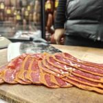 Kayseri’de pastırma ve sucuk satışları soğuyan hava ile arttı, fiyatlar 600 TL ile 2400 TL arasında değişiyor.