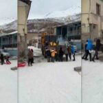 Erzincan’da çocukların kızak keyfine tuzlama engeli, ilginç anlar doğurdu.