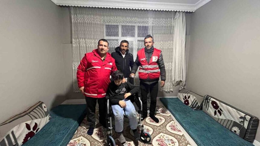 Kızılay Muradiye Şubesi, engelli bireylere tekerlekli sandalye desteğini sürdürüyor.