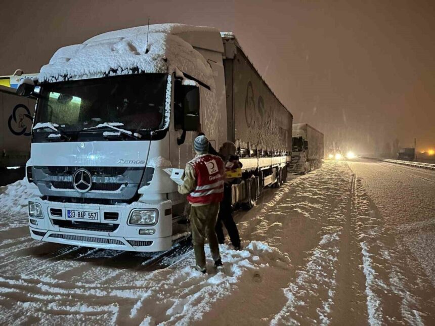 Çaldıran’da Mahsur Kalan Tır Şoförlerine Kızılay’dan Yardım Eli Uzanıyor