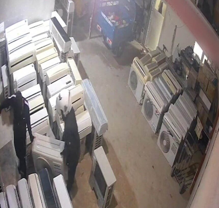 Antalya’da klima hırsızlığına karışan 3 kişi tutuklandı, olay anları kamerada tespit edildi. Antalya’da klima hırsızlığına karışan 3 kişi tutuklandı, olay anları kamerada tespit edildi.